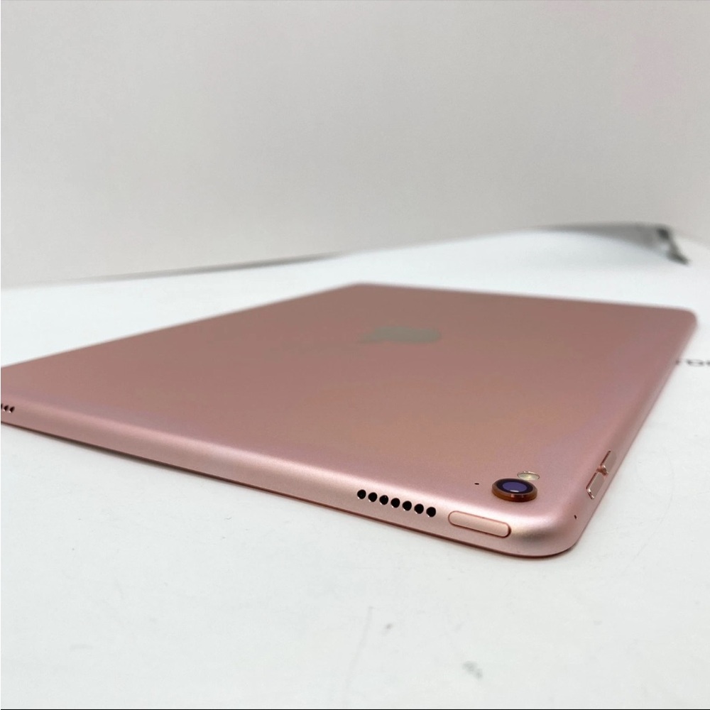 Apple Tablet - White Frame - Picture 4 of 5